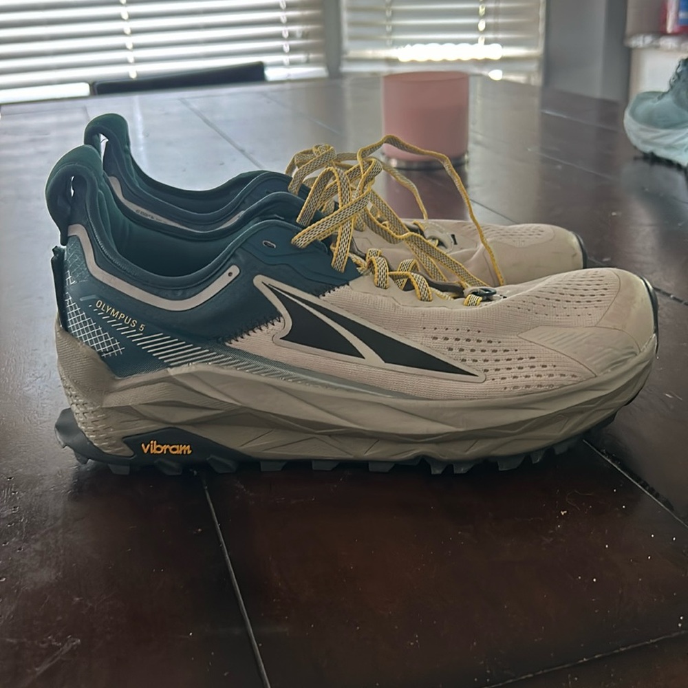 Men’s Altra Olympus 5 in size 10 lightly used but excellent condition